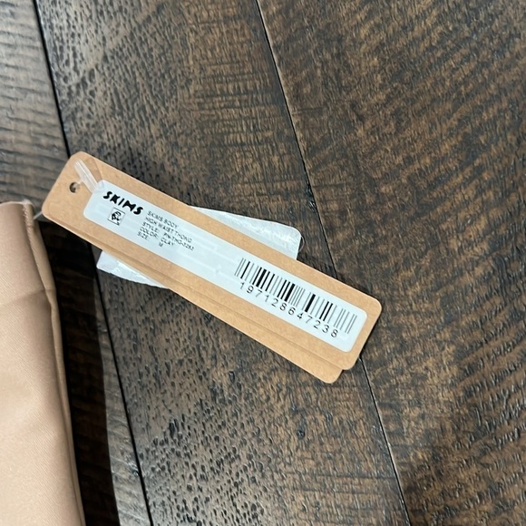 Skims Body High Waist Thong - Picture 6 of 6